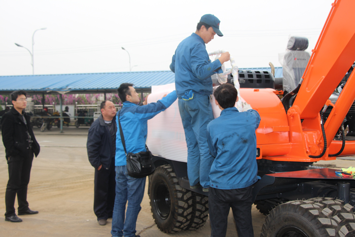 沃爾華集團(tuán)2兩臺挖掘機(jī)順利出口馬來西亞 沃爾華集團(tuán)2兩臺挖掘機(jī)順利出口馬來西亞