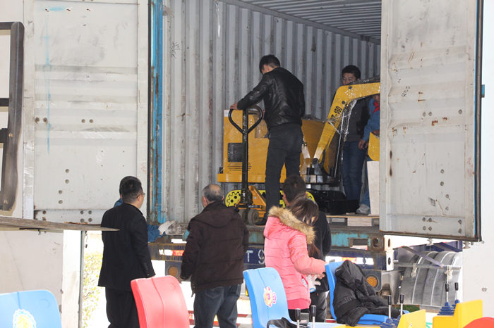 熱烈祝賀沃爾華集團首批200臺兒童挖掘機順利出口歐洲 熱烈祝賀沃爾華集團首批200臺兒童挖掘機順利出口歐洲